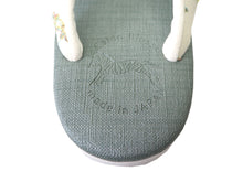 画像をギャラリービューアに読み込む, カレンブロッソ 草履 単品 S M L ブルーグリーン 台 白 花 刺繍 鼻緒 白系 レディース カフェ草履 菱屋 Calen Blosso ゾウリ カフェぞうり 女性用 カジュアル 日本製 履物 着物 きもの 和装小物