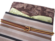画像をギャラリービューアに読み込む, 洗える着物 コーディネートセット 4点セット 袷 名古屋帯 Mサイズ 茶 茶屋辻 猫 きもの 茶黒 縞 帯 薄抹茶 えんじ 正絹帯揚げ帯締め 松葉仕立て 小紋 レディース 女性 プレタ 和装 和服