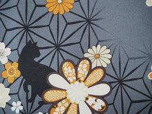 画像をギャラリービューアに読み込む, 洗える着物 コーディネートセット 4点セット 袷 名古屋帯 Mサイズ グレー 麻の葉 きもの 紫 矢羽根 帯 マスタード 渋橙 正絹帯揚げ帯締め 猫 動物柄 菊 雪輪 松葉仕立て 小紋 レディース 女性 プレタ 和装 和服