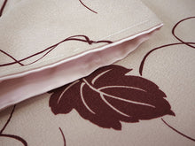 画像をギャラリービューアに読み込む, 洗える着物 コーディネートセット 4点セット 袷 名古屋帯 Mサイズ ピンクベージュ 蔦 きもの 渋薄緑 七宝 帯 マスタード  えんじ 正絹帯揚げ帯締め 葉 猫 動物柄 七宝つなぎ 松葉仕立て 小紋 レディース 女性 プレタ 和装 和服