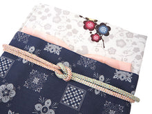 画像をギャラリービューアに読み込む, 洗える着物 コーディネートセット 4点セット 袷 名古屋帯 Lサイズ ライトグレー 梅 きもの 紺 花 帯 ピンク 正絹帯揚げ帯締め 薄ピンク 白灰 猫 市松 松葉仕立て 小紋 レディース 女性 プレタ 和装 和服