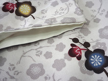 画像をギャラリービューアに読み込む, 洗える着物 コーディネートセット 4点セット 袷 名古屋帯 Lサイズ ライトグレー 梅 きもの 紺 花 帯 ピンク 正絹帯揚げ帯締め 薄ピンク 白灰 猫 市松 松葉仕立て 小紋 レディース 女性 プレタ 和装 和服
