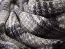 画像をギャラリービューアに読み込む, ストール 大判 カシミヤ ウール レディース グレー チェック ピュアウール 灰色 千鳥格子 フリンジ 羽織 ショール マフラー 肩掛け ひざ掛け カジュアル おしゃれ 秋 冬 防寒 女性 和装 洋服 あす楽