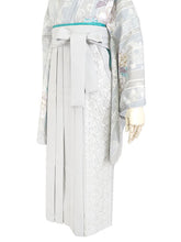 画像をギャラリービューアに読み込む, 袴セット 卒業式 ブルーグレー地よろけ縞に牡丹 二尺袖着物 グレー レース 袴 セット 小紋柄 小学生 大学生 専門学校