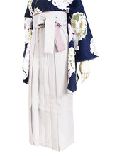 画像をギャラリービューアに読み込む, 袴セット 二尺袖 袴 袴下帯3点セット ネイビー地雪輪と牡丹・ライトグレー袴 卒業式 謝恩会に 小学生 大学生