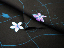 画像をギャラリービューアに読み込む, 着物 洗える着物 反物 レディース セミオーダー 仕立て付 黒 花 蔓 XS S M L XL 袷 単衣 和装 和服 女性 小紋 ハナエモリ 送料無料 きもの 羽織 コート ポリエステル