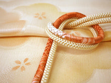 画像をギャラリービューアに読み込む, 帯揚げ 帯締め セット 正絹 カジュアル向き 丸組 薄杏色 雲に桜柄 花 帯あげ 橙 クリームイエロー 帯〆 和装 小物 レディース 女性 婦人 おびあげ おびじめ ネコポス便可能 あす楽
