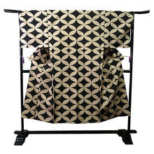 画像をギャラリービューアに読み込む, 洗える着物 メンズ 仕立て上がり 黒×ベージュ 七宝 袷 紬風 Mサイズ 単品 男性 和装 和服 きもの プレタ 春 秋 冬 きもの カジュアル 普段着 ポリエステル 送料無料 あす楽