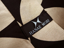 画像をギャラリービューアに読み込む, 洗える着物 メンズ 仕立て上がり 黒×ベージュ 七宝 紬風 Lサイズ ハナエモリ 単品 男性 和装 和服 きもの プレタ 春 秋 冬 きもの カジュアル 普段着 ポリエステル 送料無料 あす楽