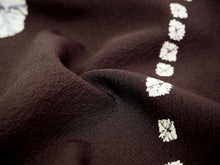 画像をギャラリービューアに読み込む, 着物 洗える着物 フルオーダー 仕立て付 小紋 焦げ茶地 斜め縞 東レシルジェリー 絞り風 雪輪 反物 和装 和服 袷 単衣 春 秋 冬 レディース 女性 きもの 羽織 コート カジュアル 上品 TORAY siljely 送料無料