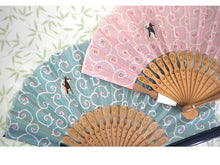 画像をギャラリービューアに読み込む, 扇子 扇子袋 2点セット 4種類 猫 犬 人気のアニマルシリーズ ピンク グリーン 紺 ベージュ ねこ いぬ 柴犬 ギフト 母の日 レディース プレゼント 実用的 箱入り ラッピング無料
