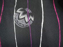 画像をギャラリービューアに読み込む, 洗える着物 単衣 小紋 Mサイズ 仕立て上がり 単品 黒 よろけ縞 鞠 ブラック ホワイト ピンク 女性 レディース 和装 和服 きもの プレタ 春 秋 きもの カジュアル 可愛い 普段着 ポリエステル 送料無料 あす楽