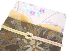 画像をギャラリービューアに読み込む, 洗える着物 コーディネートセット 4点セット 袷 名古屋帯 Lサイズ 薄ピンク 百合 菊 なでしこ きもの カーキ 花 帯 薄オレンジ クリーム色 正絹帯揚げ帯締め 松葉仕立て 小紋 レディース 女性 プレタ 和装 和服