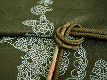 画像をギャラリービューアに読み込む, 洗える着物 コーディネートセット 4点セット 袷 名古屋帯 Lサイズ 薄ピンク 百合 菊 なでしこ きもの 緑 丸に鱗 帯 濃抹茶 正絹帯揚げ帯締め グリーン 松葉仕立て 小紋 レディース 女性 プレタ 和装 和服