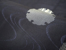 画像をギャラリービューアに読み込む, 雨コート 着物用 レインコート 道中衿 レディース 黒 流水地紋 雪輪 XL LLサイズ相当 携帯ポーチ付き 雨具 かっぱ  雨の日 ワンピースタイプ 一部式 撥水加工 和服 丈長 送料無料