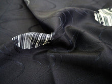 画像をギャラリービューアに読み込む, 雨コート 着物用 レインコート 道中衿 レディース 黒 流水地紋 雪輪 XL LLサイズ相当 携帯ポーチ付き 雨具 かっぱ  雨の日 ワンピースタイプ 一部式 撥水加工 和服 丈長 送料無料