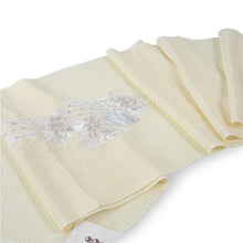 画像をギャラリービューアに読み込む, 帯揚げ 正絹 単品 2色 孔雀刺繍 ホワイト イエロー 日本製 女性 レディース 和装小物 着物 洒落 おしゃれ 成人式 卒業式 振袖 袴 色無地 訪問着 小紋 紬