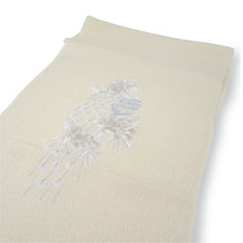 画像をギャラリービューアに読み込む, 帯揚げ 正絹 単品 2色 孔雀刺繍 ホワイト イエロー 日本製 女性 レディース 和装小物 着物 洒落 おしゃれ 成人式 卒業式 振袖 袴 色無地 訪問着 小紋 紬