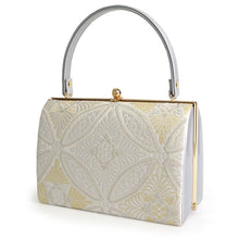 画像をギャラリービューアに読み込む, 草履バッグセット 礼装 留袖用 白地 ゴールド 花七宝柄 ハンドバッグ シルバー フリー サイズ 正絹 佐賀錦 フォーマル 訪問着 色無地 和装小物 草履 バッグ セット 結婚式 披露宴 園遊会 卒業式 入学式 女性 レディース 日本製