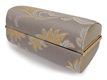 画像をギャラリービューアに読み込む, 草履バッグセット 礼装 留袖用 グレー地 唐草 台形 ハンドバッグ ゴールド フリー サイズ 正絹 佐賀錦 フォーマル 訪問着 色無地 和装小物 草履 バッグ セット 結婚式 披露宴 園遊会 卒業式 入学式 女性 レディース 日本製