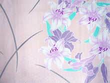 画像をギャラリービューアに読み込む, 洗えるきもの2点福袋 2024福袋 薄ピンク地 百合柄 Lサイズ 着物 刺繍足袋 1,000円offクーポン付き 家で洗える ストレッチ足袋 セット 和装小物 和服 着物 新春 福袋