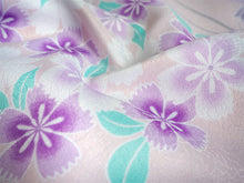 画像をギャラリービューアに読み込む, 洗えるきもの2点福袋 2024福袋 薄ピンク地 百合柄 Lサイズ 着物 刺繍足袋 1,000円offクーポン付き 家で洗える ストレッチ足袋 セット 和装小物 和服 着物 新春 福袋