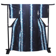 画像をギャラリービューアに読み込む, 洗えるきもの2点福袋 2024福袋 ネイビー地 桜柄 縞 Mサイズ 着物 刺繍足袋 1,000円offクーポン付き 家で洗える ストレッチ足袋 セット 和装小物 和服 着物 新春 福袋