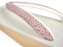 画像をギャラリービューアに読み込む, カレンブロッソ 草履 単品 Mサイズ 薄緑 台 赤地 小花柄 鼻緒 レディース カフェ草履 菱屋 Calen Blosso 履きやすい ゾウリ カフェぞうり 女性用 カジュアル 日本製 履物 着物 きもの 和装小物