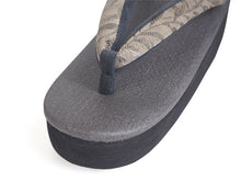 画像をギャラリービューアに読み込む, カレンブロッソ 草履 単品 Mサイズ 濃グレー 台 カーキグリーン地 リーフ柄 鼻緒 レディース カフェ草履 菱屋 Calen Blosso 履きやすい ゾウリ カフェぞうり 女性用 カジュアル 日本製 履物 着物 きもの 和装小物