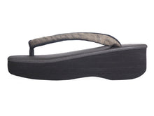 画像をギャラリービューアに読み込む, カレンブロッソ 草履 単品 Mサイズ 濃グレー 台 カーキグリーン地 リーフ柄 鼻緒 レディース カフェ草履 菱屋 Calen Blosso 履きやすい ゾウリ カフェぞうり 女性用 カジュアル 日本製 履物 着物 きもの 和装小物