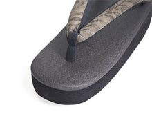 画像をギャラリービューアに読み込む, 草履 カレンブロッソ Lサイズ 濃グレー 台 カーキグリーン地 リーフ柄 鼻緒 足が痛くなりにくい 歩きやすい レディース 女性 着物 和装 Calen Blosso