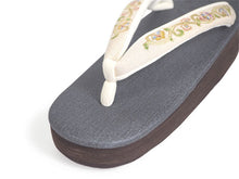 画像をギャラリービューアに読み込む, 草履 カレンブロッソ Lサイズ 濃グレー 台 ライトベージュ 花唐草柄 岡重 鼻緒 足が痛くなりにくい 歩きやすい レディース 女性 着物 和装 Calen Blosso