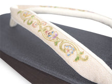 画像をギャラリービューアに読み込む, 草履 カレンブロッソ Lサイズ 濃グレー 台 ライトベージュ 花唐草柄 岡重 鼻緒 足が痛くなりにくい 歩きやすい レディース 女性 着物 和装 Calen Blosso