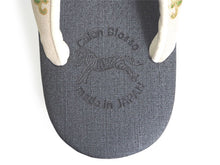 画像をギャラリービューアに読み込む, 草履 カレンブロッソ Lサイズ 濃グレー 台 ライトベージュ 花唐草柄 岡重 鼻緒 足が痛くなりにくい 歩きやすい レディース 女性 着物 和装 Calen Blosso