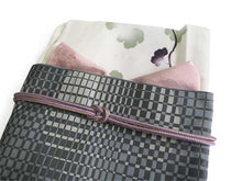 画像をギャラリービューアに読み込む, コーディネート済 袷着物4点セット(着物・名古屋帯・帯揚げ・帯締め) 自宅で洗濯OK フリーサイズ 淡黄緑色ぼかし地蔦柄きもの 深緑地地格子柄帯 コーディネートが不安な方に