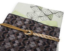 画像をギャラリービューアに読み込む, コーディネート済 袷着物4点セット(着物・名古屋帯・帯揚げ・帯締め) 自宅で洗濯OK フリーサイズ オフホワイト地麻の葉柄きもの 黒地幾何学柄帯 コーディネートが不安な方に