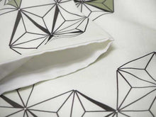 画像をギャラリービューアに読み込む, コーディネート済 袷着物4点セット(着物・名古屋帯・帯揚げ・帯締め) 自宅で洗濯OK フリーサイズ オフホワイト地麻の葉柄きもの 黒地幾何学柄帯 コーディネートが不安な方に