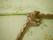 画像をギャラリービューアに読み込む, コーディネート済 袷着物4点セット(着物・名古屋帯・帯揚げ・帯締め) 自宅で洗濯OK フリーサイズ オフホワイト地麻の葉柄きもの 黒地幾何学柄帯 コーディネートが不安な方に