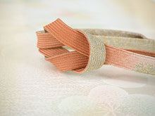 画像をギャラリービューアに読み込む, 帯揚げ 帯締め セット 正絹 薄オレンジ色 ぼかし 梅地紋 渋ピンク×ゴールド 帯締 高麗 平打ち 訪問着 付け下げ 色無地 フォーマル お出かけ 和装小物 着付け小物 着物 和服 和装 レディース 女性