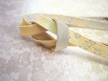 画像をギャラリービューアに読み込む, 帯揚げ 帯締め セット 正絹 クリーム色×ピンクベージュ 桜地紋 クリームイエロー×ゴールド 帯締 高麗 平打ち 訪問着 付け下げ 色無地 フォーマル お出かけ 和装小物 着付け小物 着物 和服 和装 レディース 女性