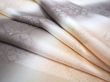 画像をギャラリービューアに読み込む, 帯揚げ 帯締め セット 正絹 薄オレンジ色×グレージュ 亀甲 唐草 クリーム色×ゴールド 帯締 高麗 平打ち 訪問着 付け下げ 色無地 フォーマル お出かけ 和装小物 着付け小物 着物 和服 和装 レディース 女性