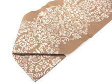 画像をギャラリービューアに読み込む, コーディネート済 袷着物4点セット(着物・名古屋帯・帯揚げ・帯締め) 自宅で洗濯OK L 淡い灰緑地唐草柄きもの 茶地オリエンタル柄帯 コーディネートが不安な方に