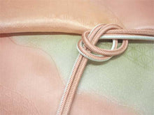 画像をギャラリービューアに読み込む, コーディネート済 袷着物4点セット(着物・名古屋帯・帯揚げ・帯締め) 自宅で洗濯OK L 淡い灰緑地唐草柄きもの 茶地オリエンタル柄帯 コーディネートが不安な方に