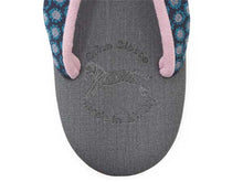 画像をギャラリービューアに読み込む, カレンブロッソ 草履 単品 Sサイズ チャコールグレー地 台 ピンク地 紺 花 鼻緒 レディース 軽い!歩きやすい!オシャレと人気のカフェ草履 安心の日本製