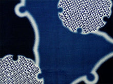 画像をギャラリービューアに読み込む, 雨コート 一部式 道中着衿 ブルー 雪輪 XLサイズ すぐに着られる仕立て上がり 持ち運びに便利なポーチ付き 洗えるポリエステル
