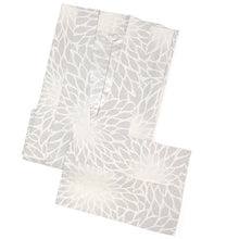 画像をギャラリービューアに読み込む, 雨コート 一部式 道中着衿 オフホワイト 菊 Mサイズ Lサイズ すぐに着られる仕立て上がり 持ち運びに便利なポーチ付き 洗えるポリエステル
