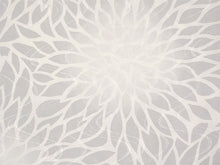 画像をギャラリービューアに読み込む, 雨コート 一部式 道中着衿 オフホワイト 菊 Mサイズ Lサイズ すぐに着られる仕立て上がり 持ち運びに便利なポーチ付き 洗えるポリエステル
