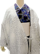画像をギャラリービューアに読み込む, 雨コート 一部式 道中着衿 オフホワイト 菊 Mサイズ Lサイズ すぐに着られる仕立て上がり 持ち運びに便利なポーチ付き 洗えるポリエステル

