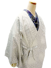 画像をギャラリービューアに読み込む, 雨コート 一部式 道中着衿 オフホワイト 菊 Mサイズ Lサイズ すぐに着られる仕立て上がり 持ち運びに便利なポーチ付き 洗えるポリエステル

