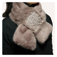 画像をギャラリービューアに読み込む, エコファー刺繍ティペット 全3色 アイボリー グレー モカ 着脱簡単なフェイクファーのマフラー 刺繍入りで首元を華やかに 洗えるポリエステル
